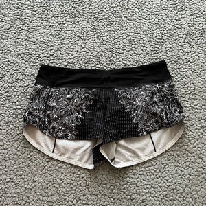 Women’s Lululemon Black White Speed Up Low Rise Lined Short size 8 EUC Rare